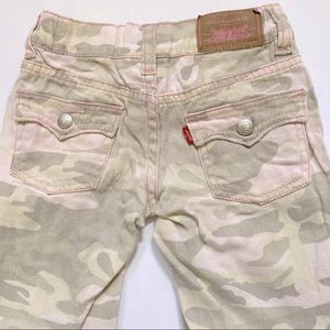 Levi’s | Girl’s pink/green Camouflage Pants